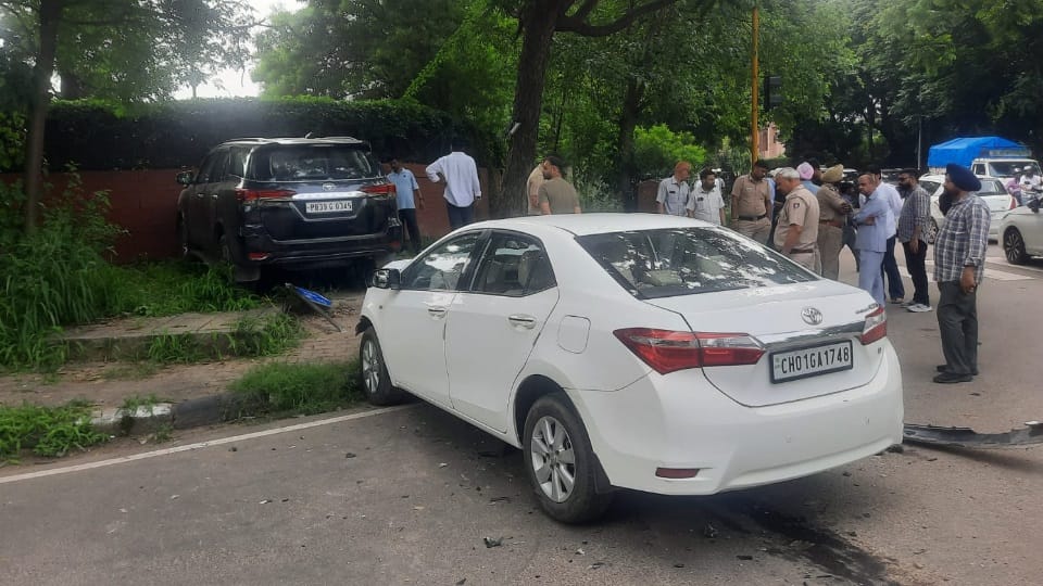 Accident in Chandigarh High Court pool car Fortuner collide