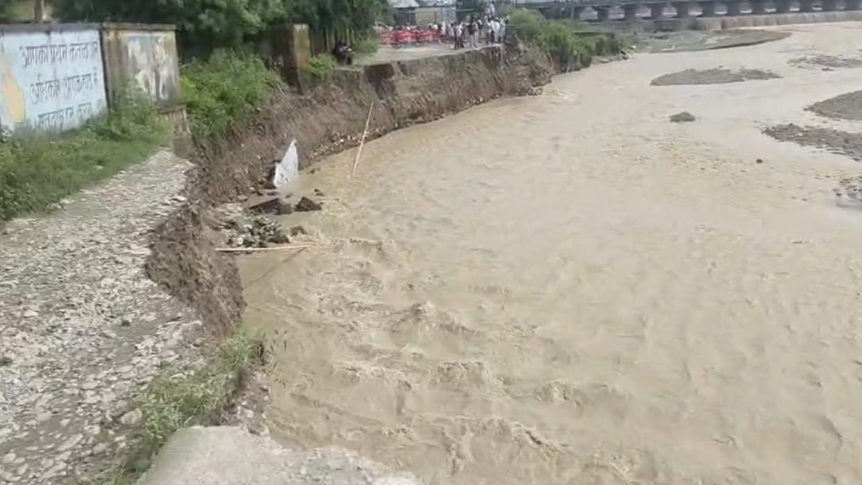 Heavy Rain Waterlogging in HaridwarTons River Swells in Dehradun Swarna River Damages Road Bridge in Selakui