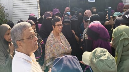 एएमयू छात्राएं और प्रॉक्टर