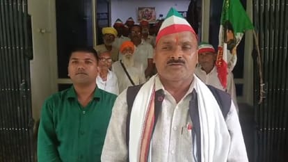 जिला गन्ना अधिकारी कार्यालय के सामने खड़े किसान नेता