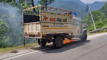 खड़े वाहन में लगी आग