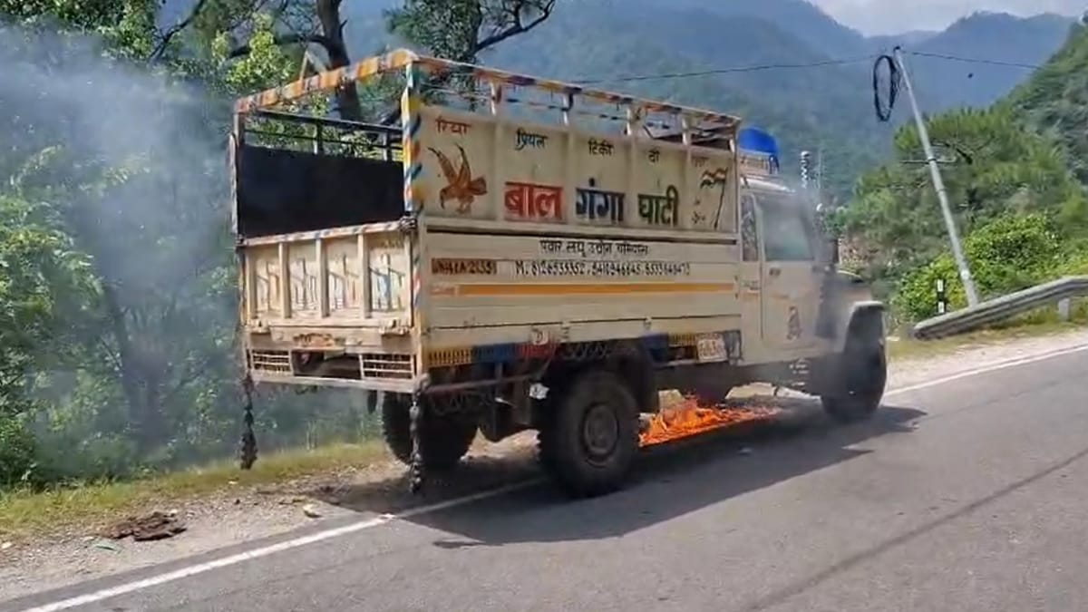 टिहरी: घनसाली-चमियाला मोटरमार्ग पर खड़े वाहन में लगी आग, राहगीर की सूचना से टला बड़ा हादसा