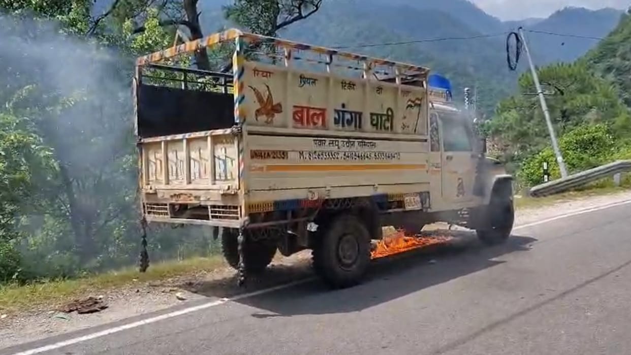 Tehri Accident Pickup Vehicle Catches Fire on Ghansali-Chamiyala Motor Road Uttarakhand news