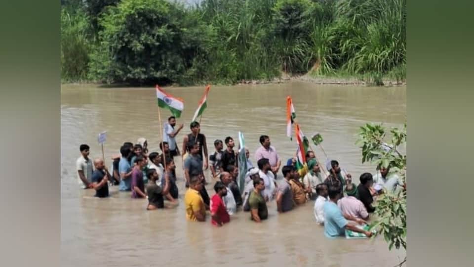 Meerut: BKU (Krantikari) stages 'Jal Satyagraha' in Salawa Gangnahar; demands withdrawal of the UGC Bill