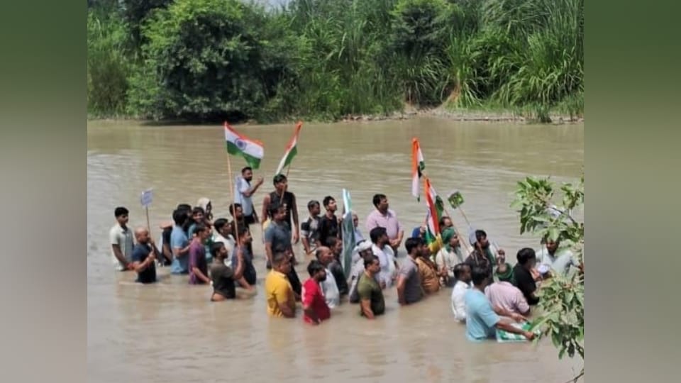 Meerut: BKU (Krantikari) stages 'Jal Satyagraha' in Salawa Gangnahar; demands withdrawal of the UGC Bill