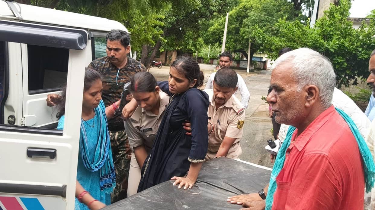 Several pilgrims injured after lightning strikes Gurpa Hill bihar gaya ji News
