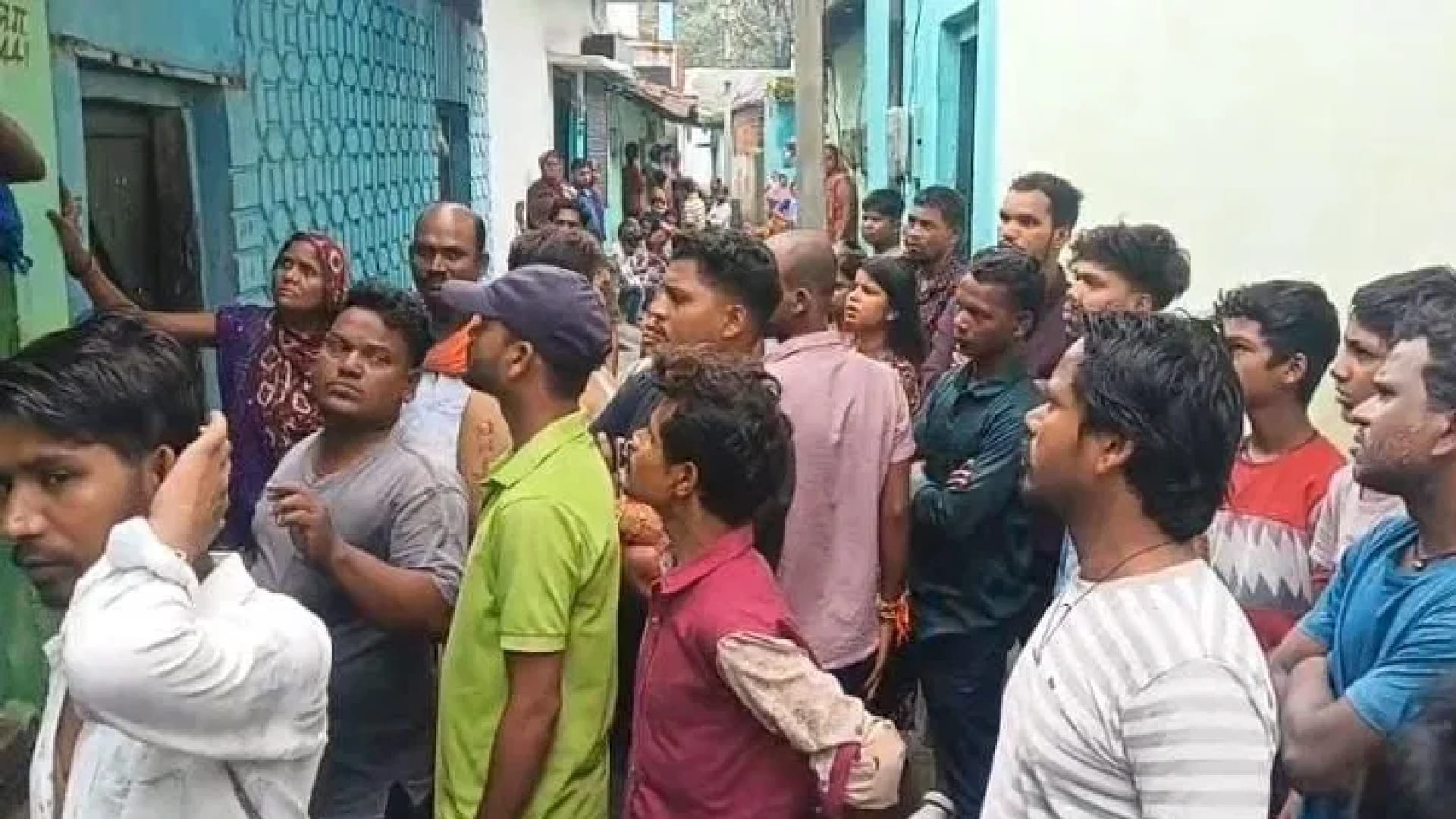 मृतक के घर के बाहर लोगों की भीड़।