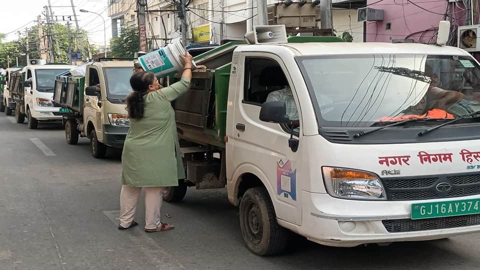 Hisar Municipal Corporation deployed garbage collection vehicles in the presence of the police.