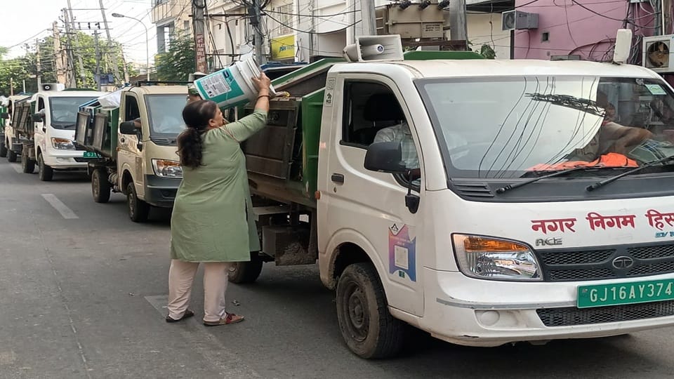हिसार के सेक्टर 14 में कचरा उठाने पहुंची निगम की गाड़ियां