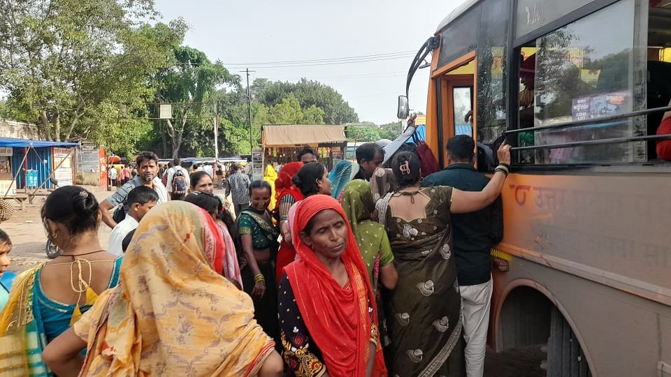 Raksha Bandhan Travel Turns Chaotic: Passengers Fight for Seats, Hang from Train and Bus Doors