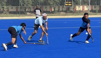 जिला स्टेडियम में एस्ट्रोटर्फ मैदान पर प्रैक्टिस मैच खेलते खिलाड़ी।