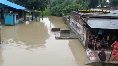 Torrential Rain Causes Chaos; Mud Houses Collapse and Water Enters Homes