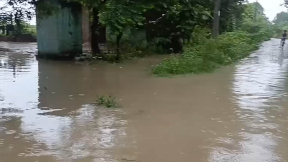 जलमग्न हुआ गांव