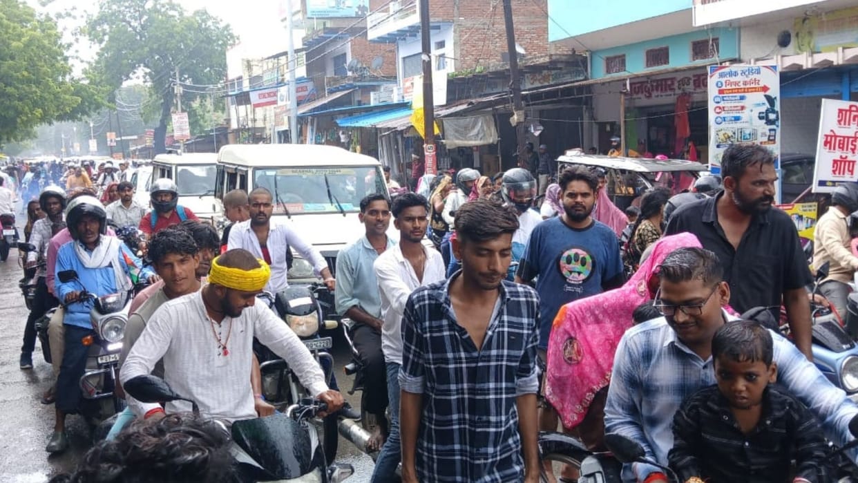 Banaras reels under traffic jams Vehicles crawled city to village long queue formed Rajghat traffic disrupted