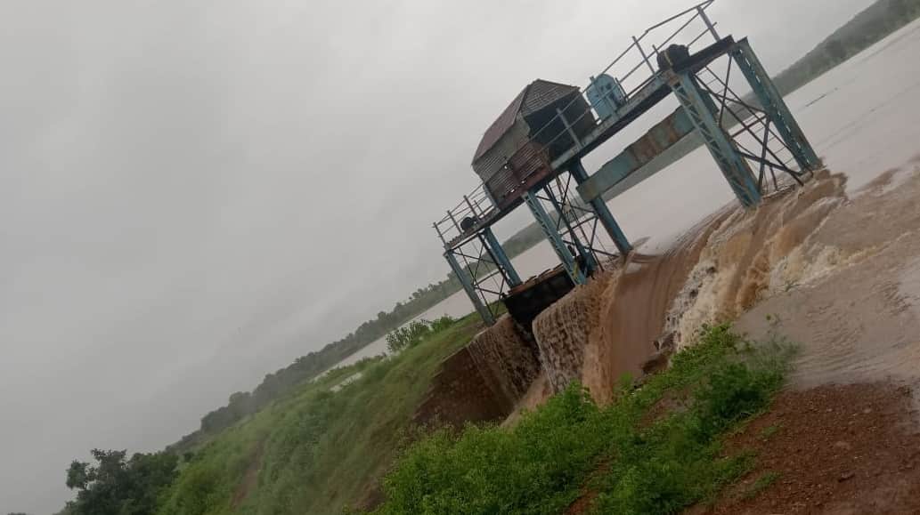 Chitrakoot Doda Mafi Dam on the verge of collapse villagers evacuate five villages and take to the roads