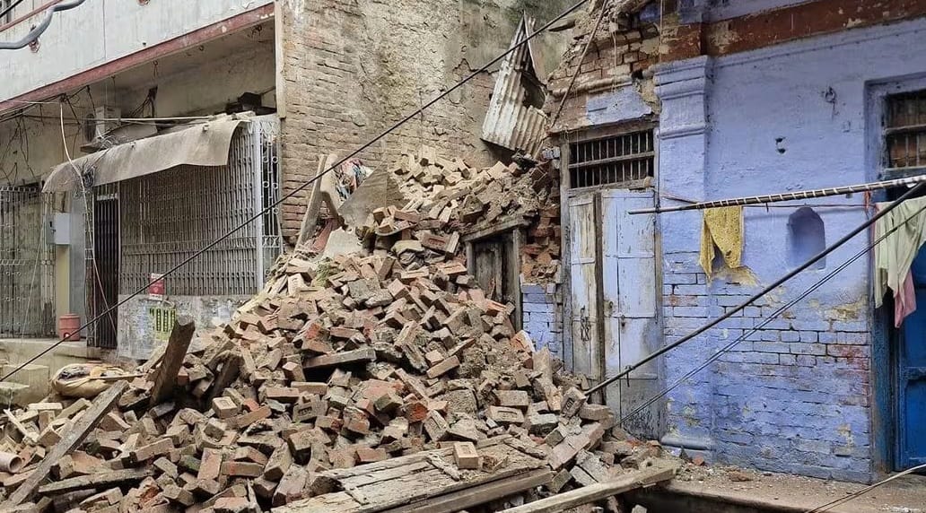 जर्जर मकान भरभराकर गिरा