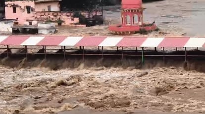 चित्रकूट में खतरे के निशान से ऊपर बह रही मंदाकिनी नदी