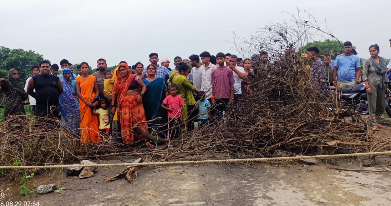 18 घंटे बाद भी बच्ची का शव न मिलने से भड़के ग्रामीण