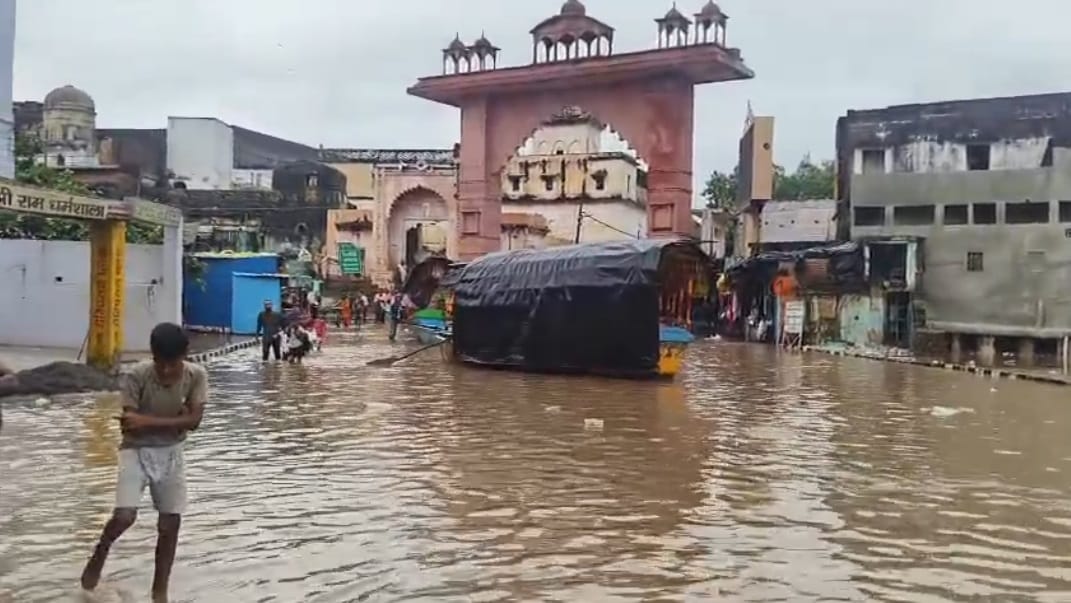 Chitrakoot Mud wall collapses suddenly father and two young children died mother and daughter injured