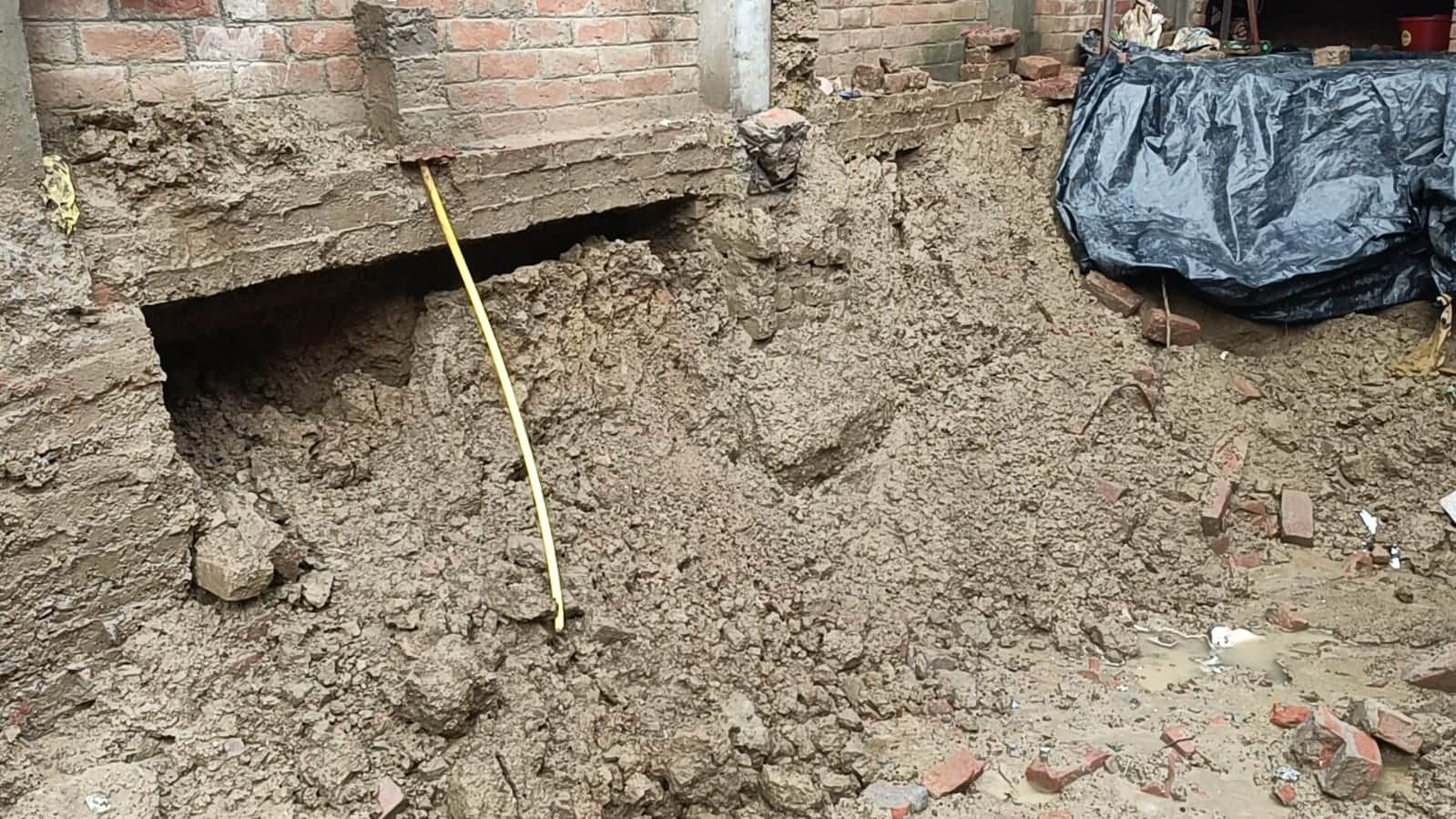 पुरवामीर जमीन धंसने का हादसा