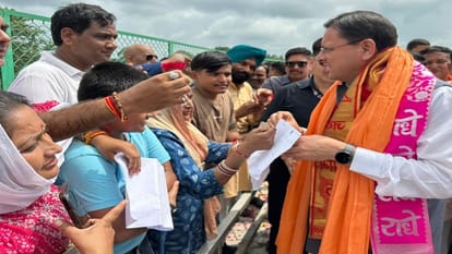 खटीमा में जनता की समस्याएं सुनते सीएम धामी।