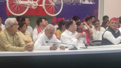 लखनऊ में अखिलेश के साथ पूर्व मंत्री रतनलाल।