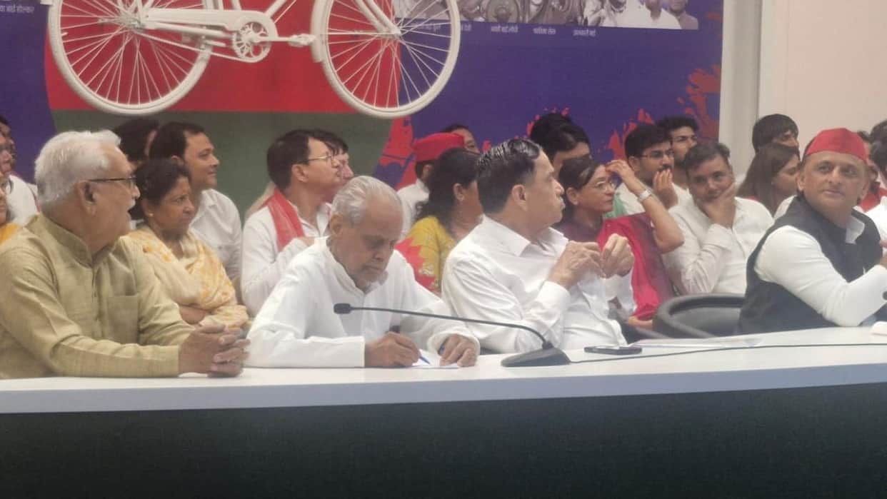 Jhansi: Former minister Ratanlal leaves BJP to join SP along with his son; he is a five-time MLA.
