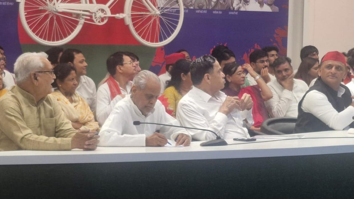Jhansi: Former minister Ratanlal leaves BJP to join SP along with his son; he is a five-time MLA.
