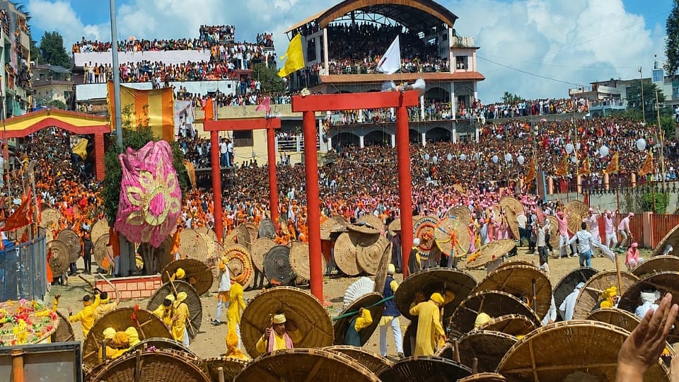 मां वाराही धाम देवीधुरा के खोलीखांड दुबाचौड़ मैदान में बगवाल खेलते बगवाल वीर।