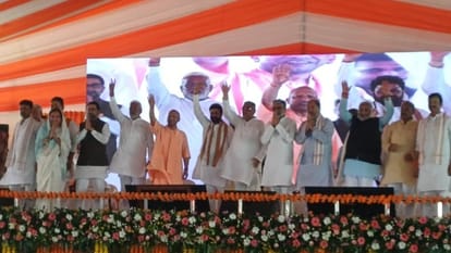 मंच से जनता का अभिवादन करते सीएम योगी और अन्य भाजपा नेता।