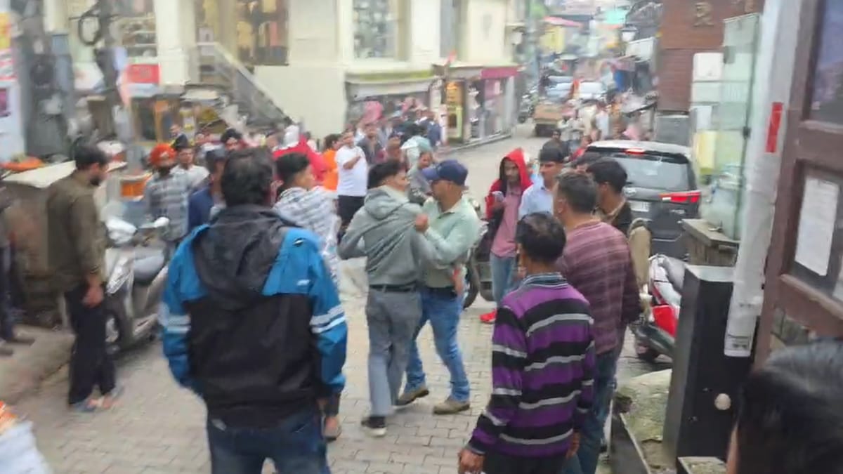 मसूरी: पालिका कर्मी और युवक के बीच हुई बहस, विवाद बढ़ा तो फिर जमकर चले लात-घूंसे; पुलिस ने दर्ज किया मुकदमा
