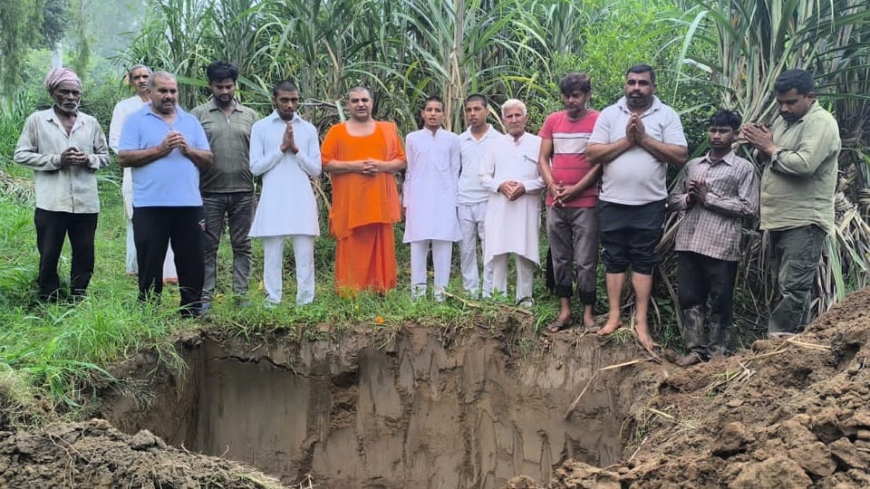 Muzaffarnagar: Gurukul students chant mantras upon the death of an ox; owner says it was like a family member.