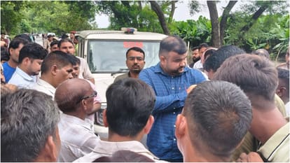 ग्रामीणों से बात करते अफसर