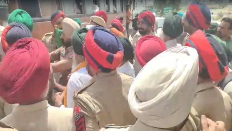 पुलिस ने किसानों को हिरासत में लिया