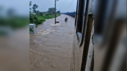 प्रयागराज-मुंबई रेलमार्ग पर चितहरा स्टेशन के पास ट्रैक पर जलभराव।