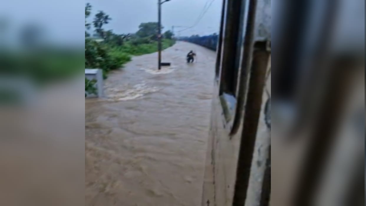 Rain slows down trains: Prayagraj-Mumbai rail route submerged