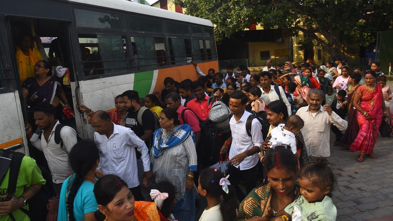 Sisters had to wait for Roadways buses on Raksha Bandhan and suffered in the crushing crowds