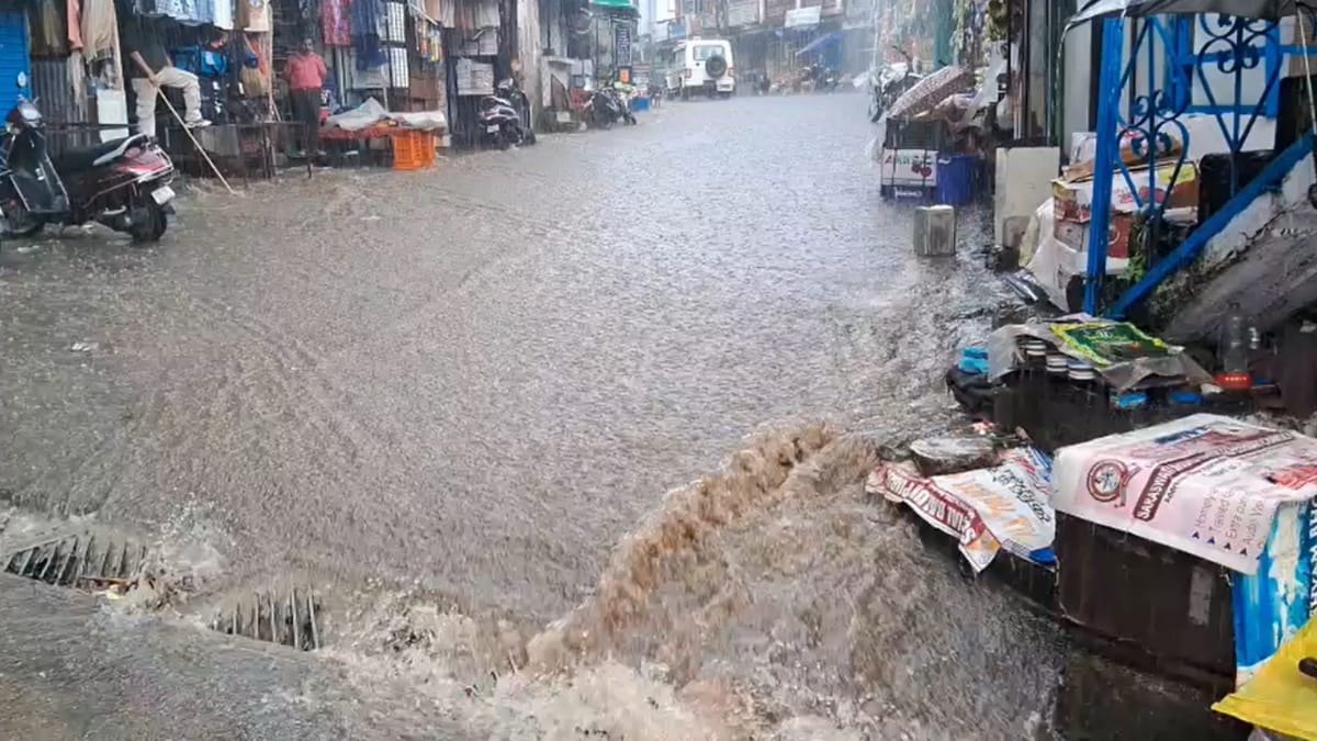 गोपेश्वर: एक घंटे आफत की बारिश, सड़कें गदेरे में तब्दील, होटल-दुकानों में घुसा गंदा पानी; बाजार में अफरा तफरी