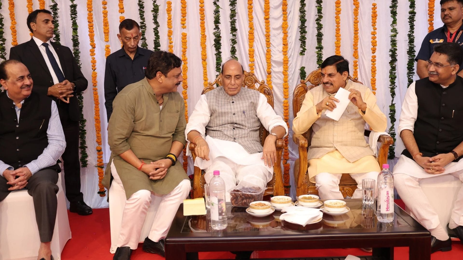 रक्षामंत्री राजनाथ सिंह को  MLA संदीप जायसवाल ने आर्डिनेंस फैक्ट्री के आधुनिकीकरण के लिए सौंपा