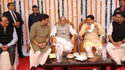 रक्षामंत्री राजनाथ सिंह को  MLA संदीप जायसवाल ने आर्डिनेंस फैक्ट्री के आधुनिकीकरण के लिए सौंपा