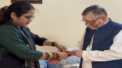 फरहत नकवी ने राज्यपाल संतोष गंगवार को बांधी राखी