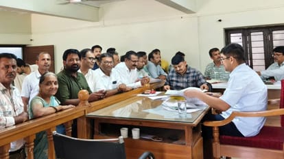 रिटर्निंग अधिकारी के समक्ष नामांकन प्रस्तुत करते उम्मीदवार