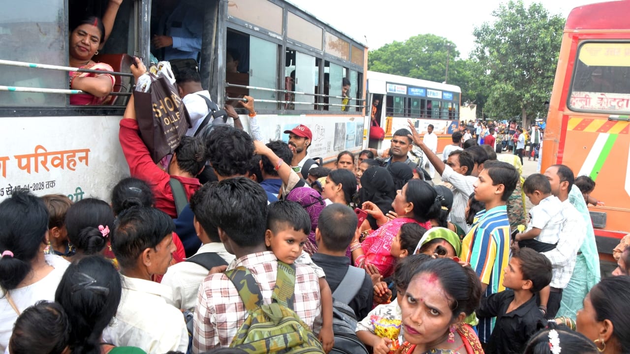 रोडवेज बसों में उमड़ी भीड़