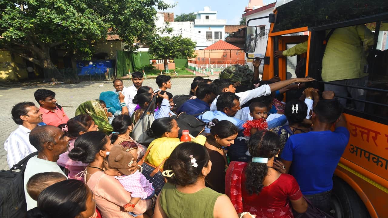 Sisters had to wait for Roadways buses on Raksha Bandhan and suffered in the crushing crowds