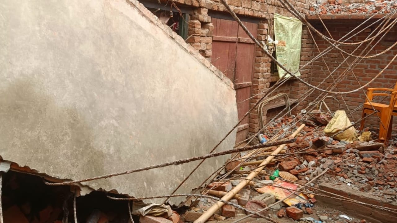 निर्माणाधीन मकान का लिंटर गिरा