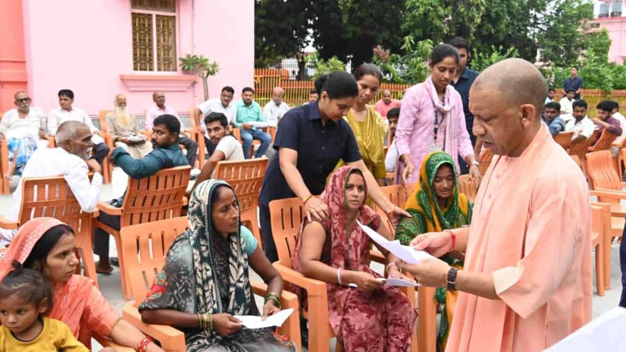 Chief Minister Yogi hears grievances of 200 people and pledges resolution