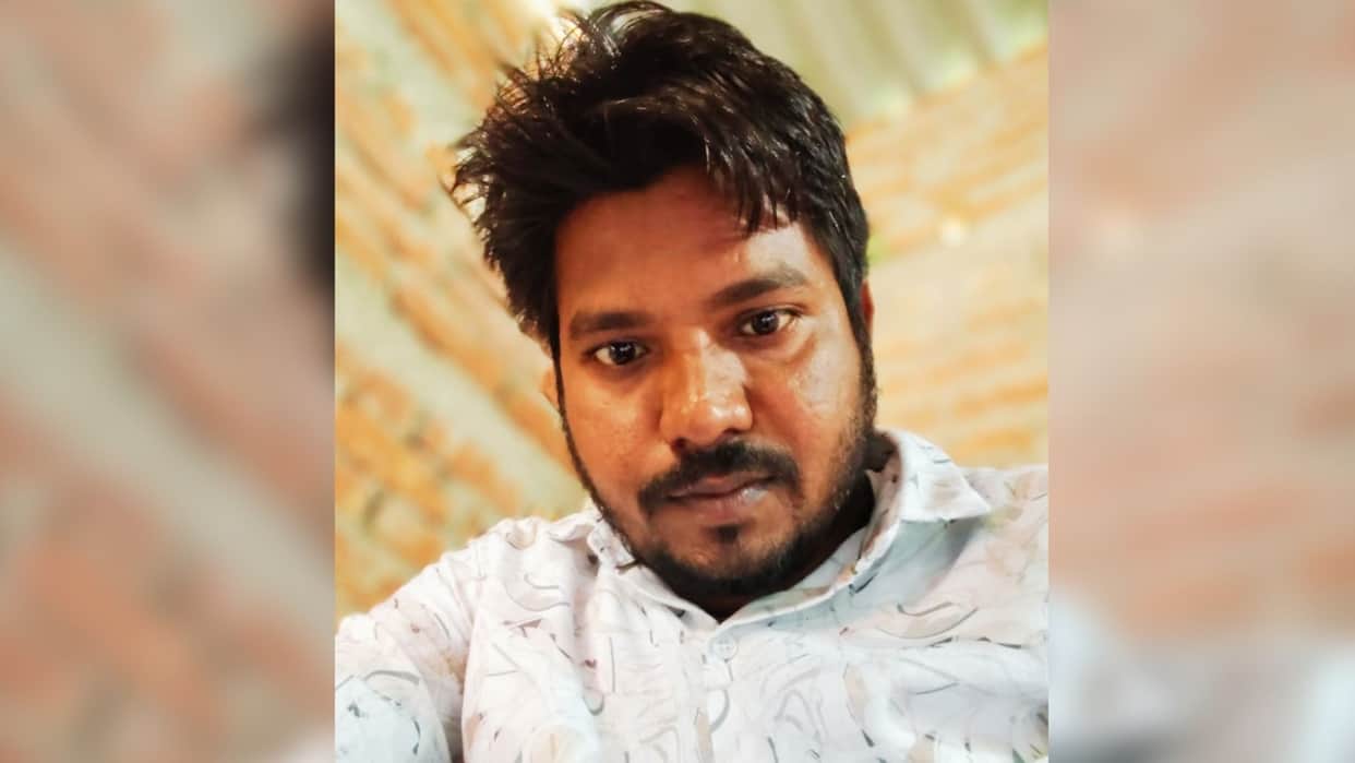 Accidents in Varanasi Two youths killed after colliding bull and divider six injured two in critical condition