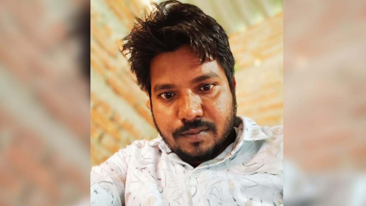 Accidents in Varanasi Two youths killed after colliding bull and divider six injured two in critical condition