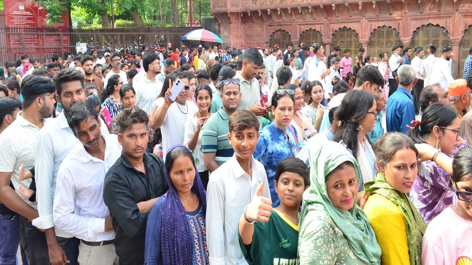 Crowds of tourists thronged Taj Mahal during Raksha Bandhan holidays