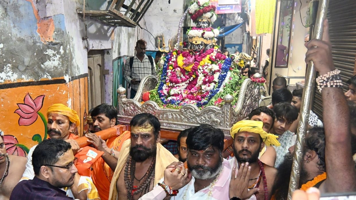 Sawan Panchbadan idol seated swing palanquin procession moved tunes PAC band devotees turns swinging deity